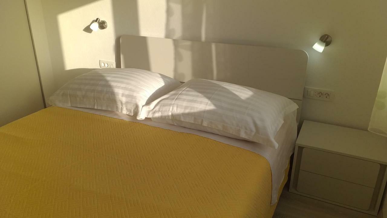 Apartment Zaklopatica Lastovo Eksteriør billede
